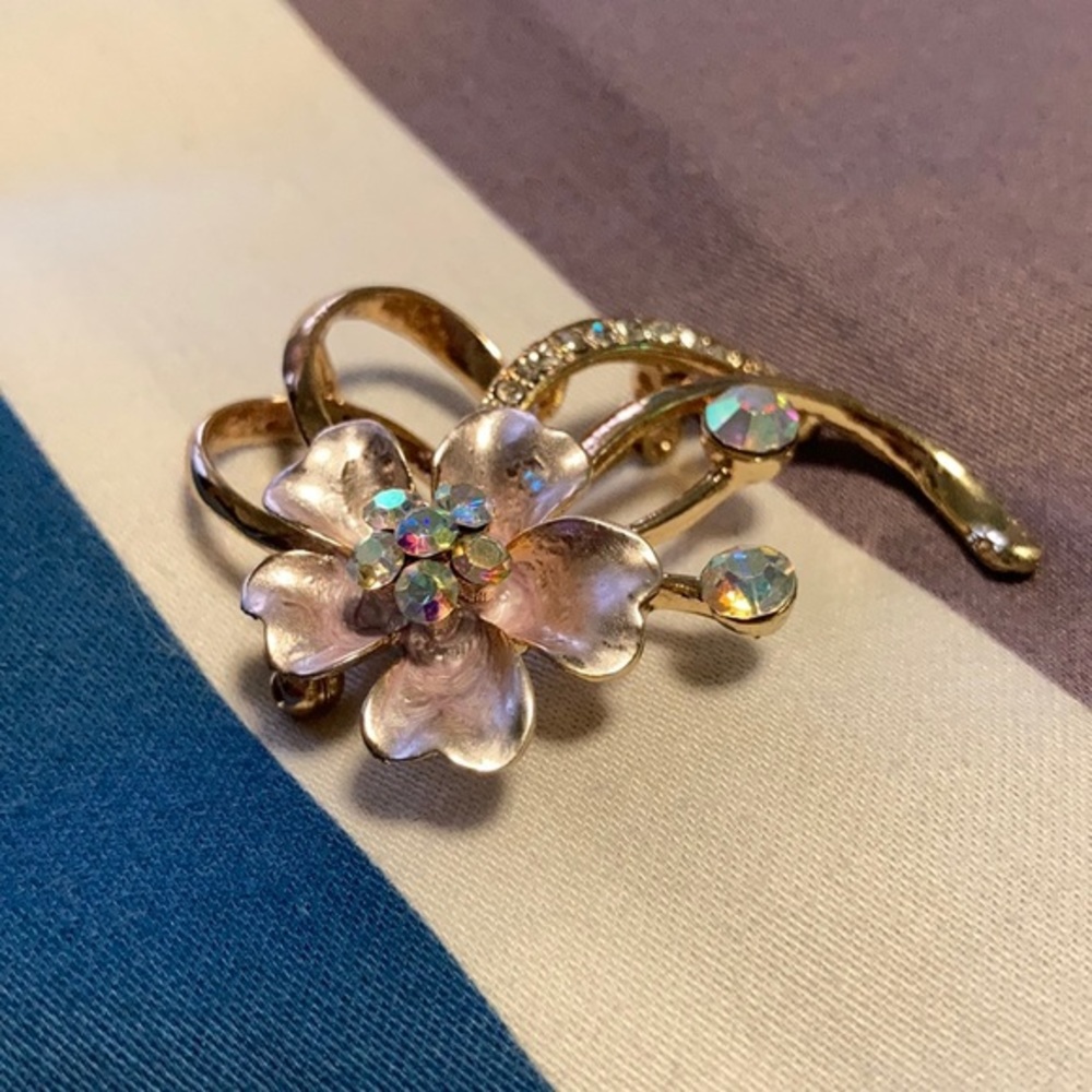4/$20 Urban Outfitters Purple Pin Flower
